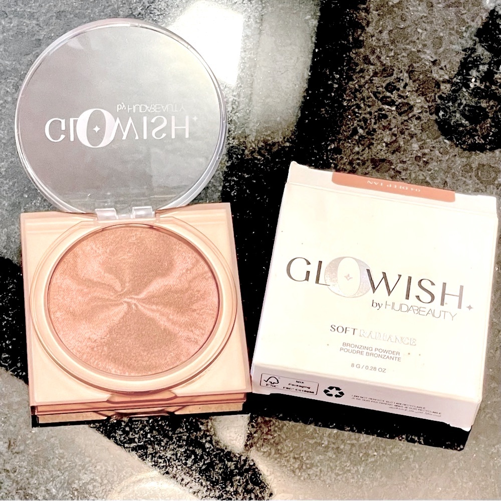 HUDA BEAUTY GloWish Bronzing Powder